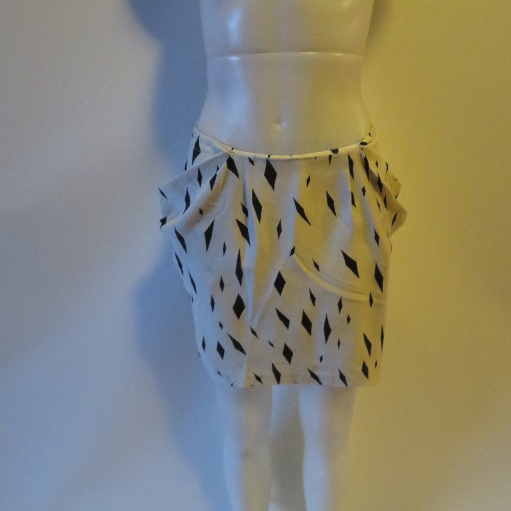 ELIOT WHITE BLACK SILK SKIRT SIZE 6 *